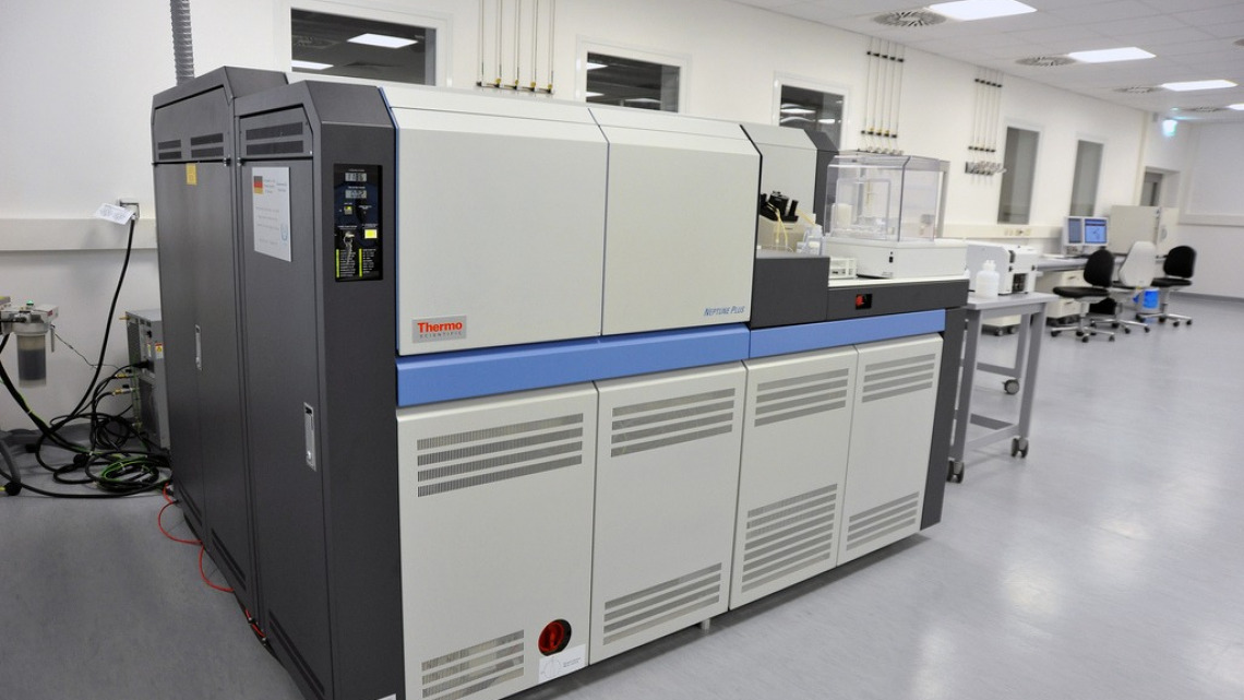 mass spectrometer